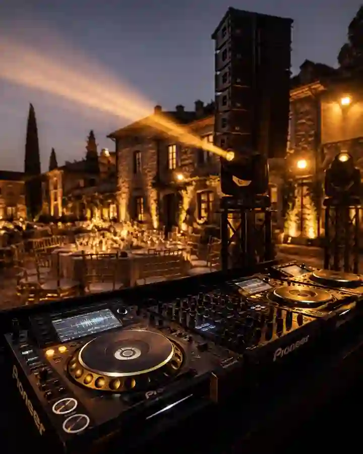 Régie DJ Pioneer, line array RCF et éclairage lyres LED installés pour un mariage en Provence au coucher du soleil